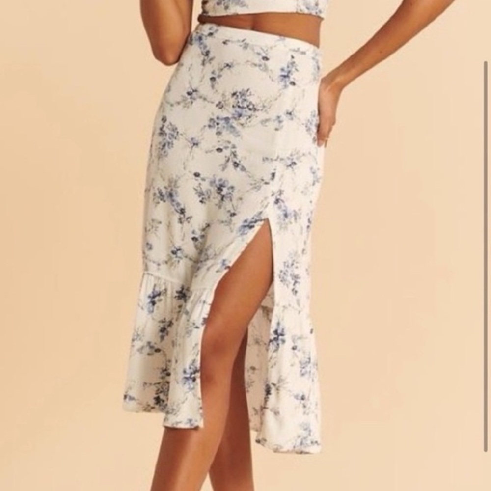 Abercrombie Floral White and Blue Women's Midi Skirt